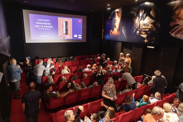 Salt & Pepper Filmvorführung, Publikum sitzend im Kinosaal mit Blick auf die Kinoleinwand